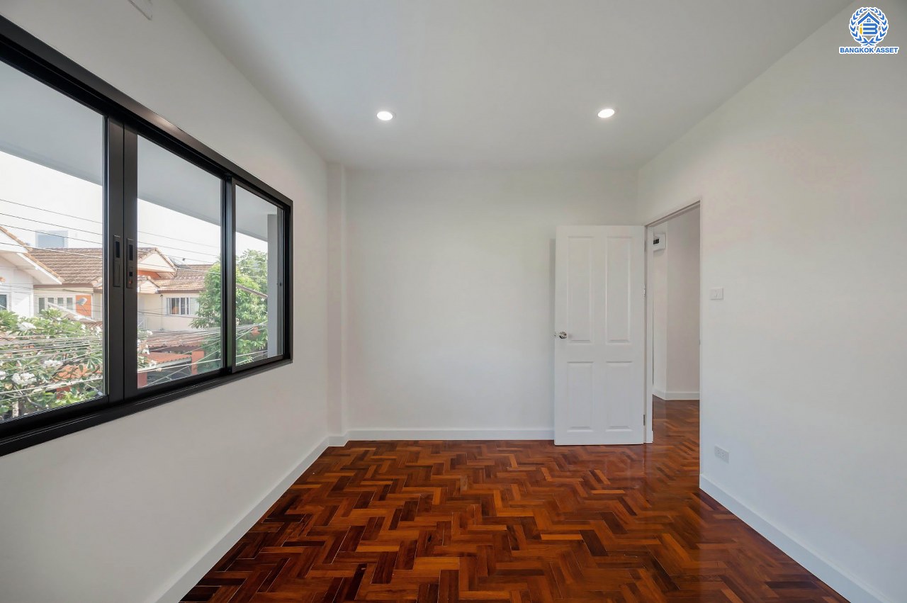 บ้านมือสองตกแต่งใหม่ โครงการ ซอยนวนิช ปากเกร็ด เนื้อที่ 45 ตร.ว. พื้นที่ใช้สอยมากกว่า 164.5 ตร.ม. พร้อมฟังก์ชัน 3 ห้องนอน 3 ห้องน้ำ 1 ห้องอเนกประสงค์ จอดรถได้ 1 คัน บนทำเลเมือง ใกล้เซ็นทรัลแจ้งวัฒนะ จุดขึ้นทางด่วน "แจ้งวัฒนะ" และรถไฟฟ้าสายสีชมพู "สถานีเลี่ยงเมืองปากเกร็ด"...